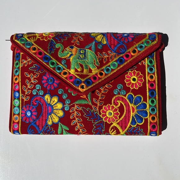 NWT Red Velvet envelope style embroidered clutch with shoulder strap Bag - Picture 3 of 13